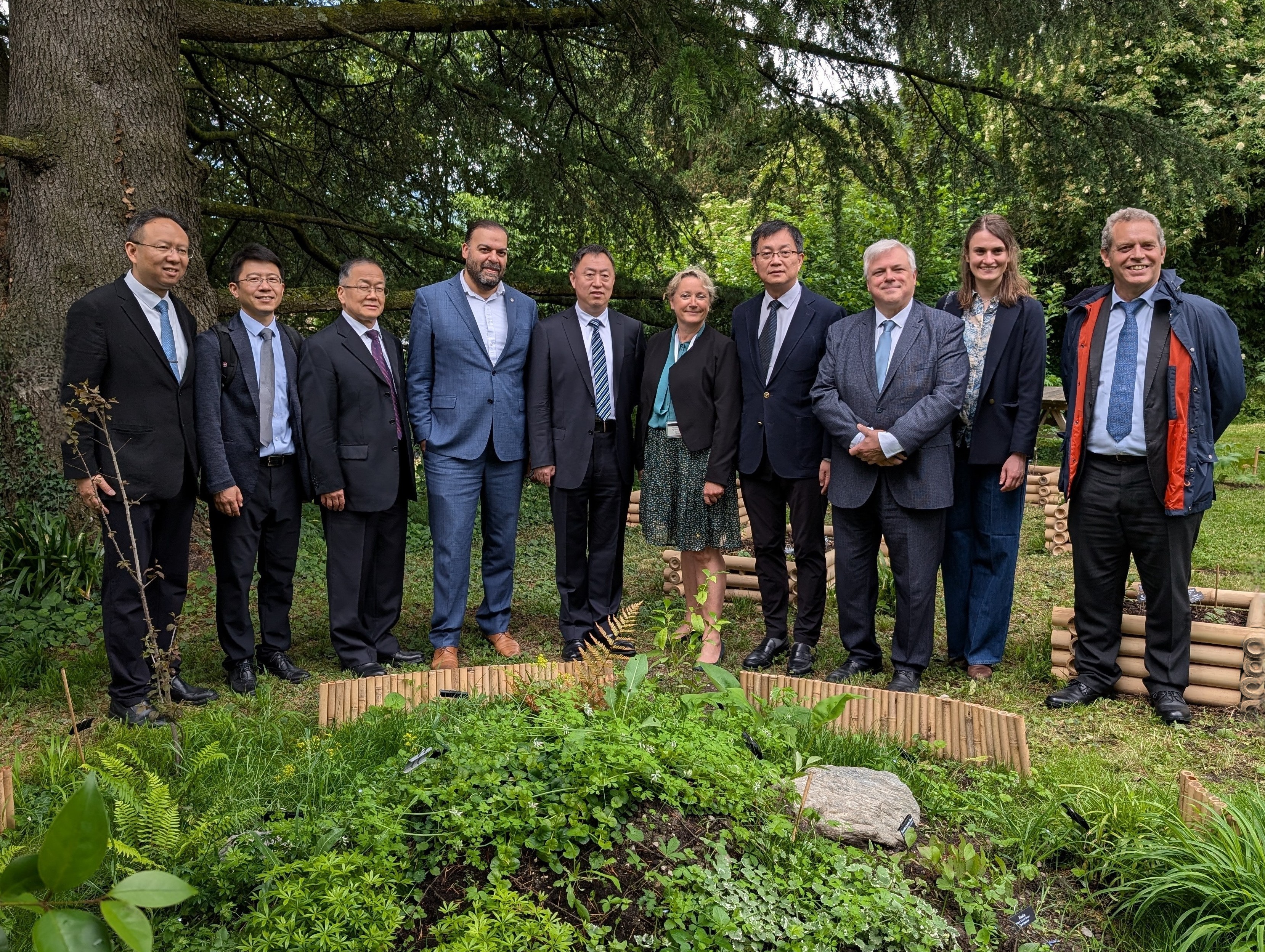 Photo de groupe dans le jardin Dominique Villars, lors de la visite de la délégation de l’Hôpital universitaire sino-français de Suzhou, marquant une étape importante de la coopération entre nos institutions.
