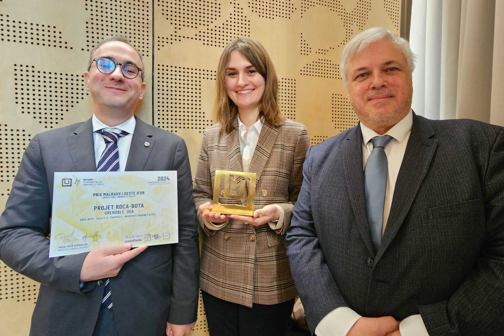 Clément Chillet (Directeur de la Faculté Arts et Sciences humaines), Manon Paul-Traversaz (Pharmacienne et botaniste, UGA) et Michel Sève (Doyen de la Faculté de Pharmacie) recevant le Prix Malraux - Geste d'Or pour le projet botanique ROCA-BOTA